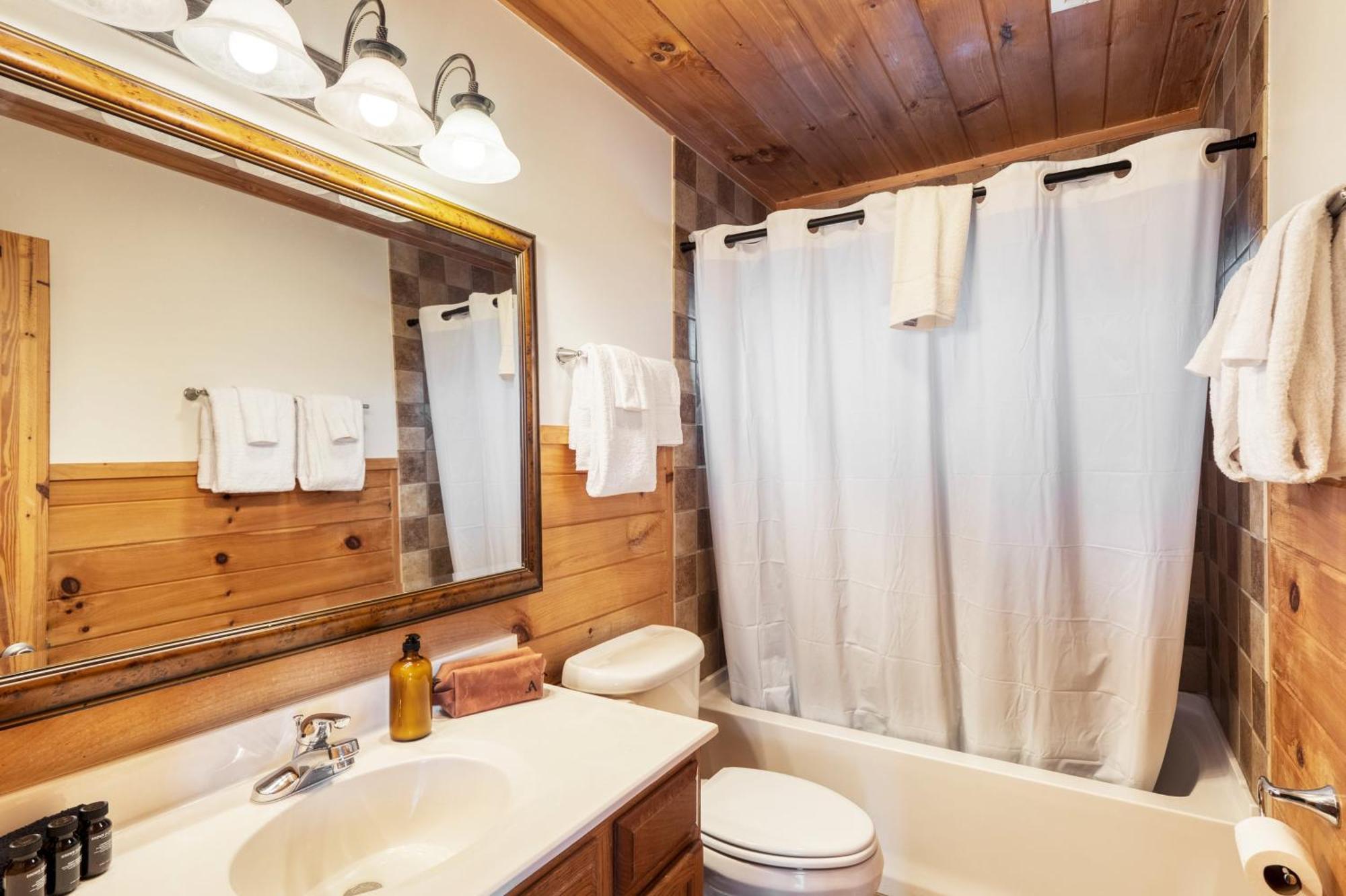 Chestnut By Avantstay Mountain Cabin W Treetop Views Hot Tub Game Room جاتلينبرج المظهر الخارجي الصورة