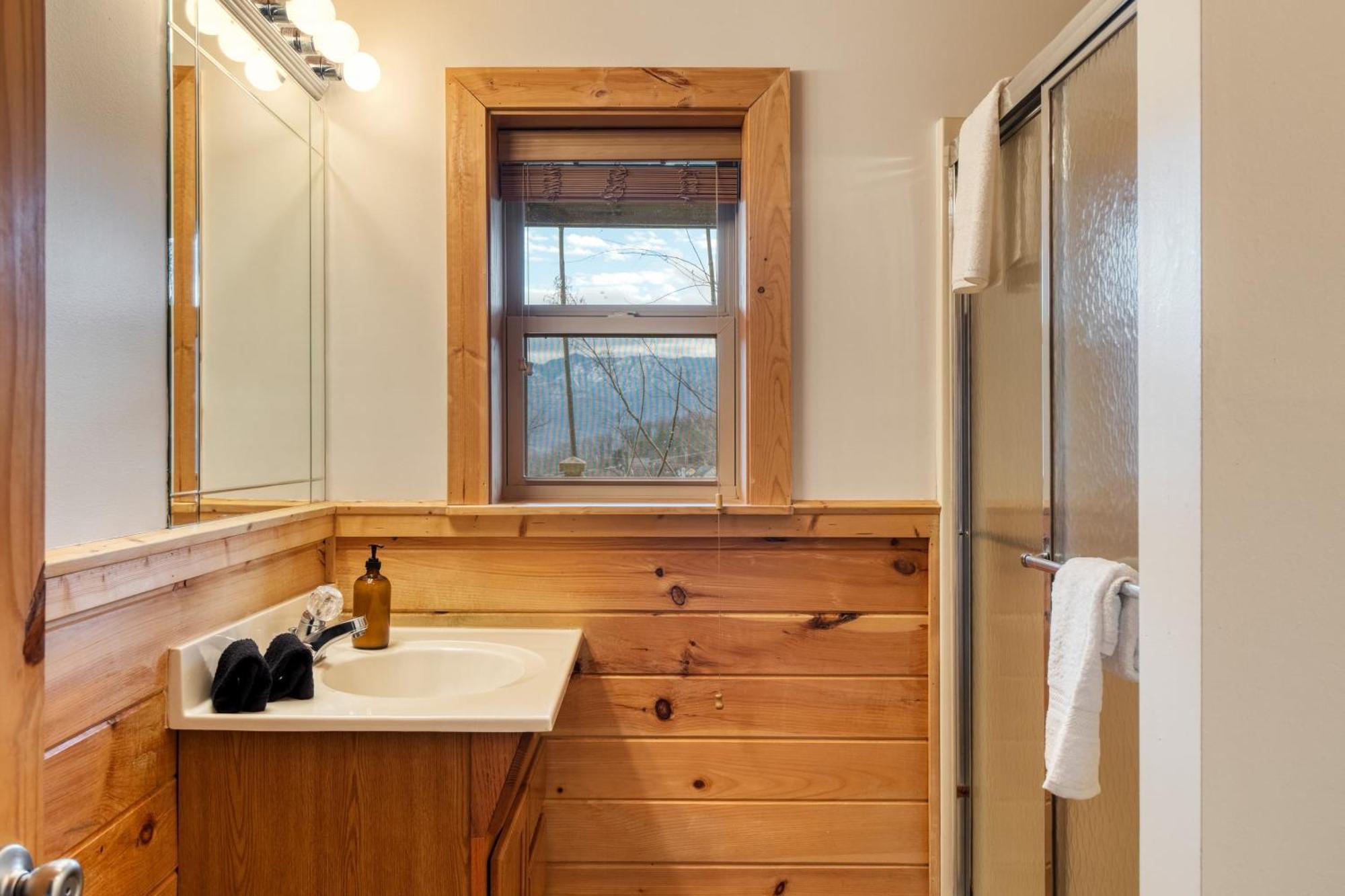 Chestnut By Avantstay Mountain Cabin W Treetop Views Hot Tub Game Room جاتلينبرج المظهر الخارجي الصورة