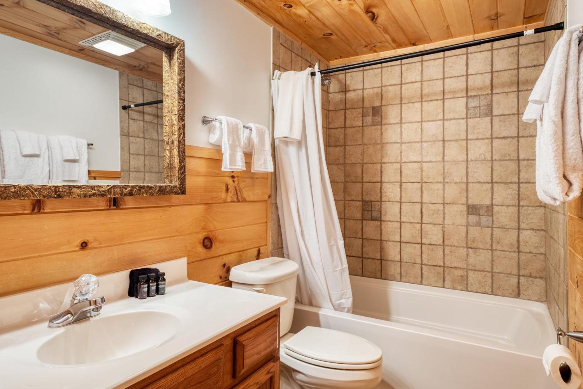Chestnut By Avantstay Mountain Cabin W Treetop Views Hot Tub Game Room جاتلينبرج المظهر الخارجي الصورة
