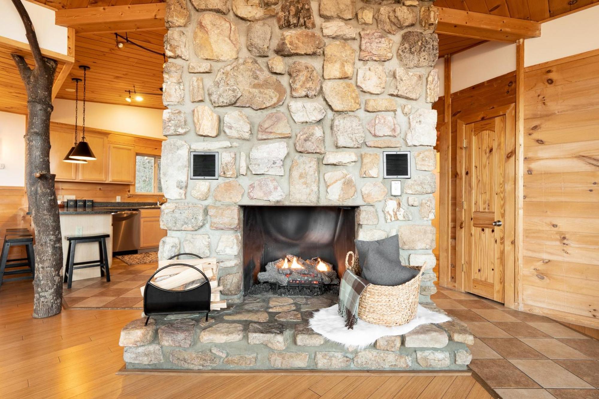 Chestnut By Avantstay Mountain Cabin W Treetop Views Hot Tub Game Room جاتلينبرج المظهر الخارجي الصورة